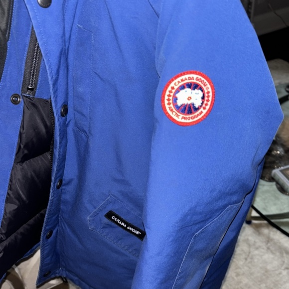 Canada Goose Jacket in blue. Lightly used. Perfect for Canadian winters - Picture 3 of 4